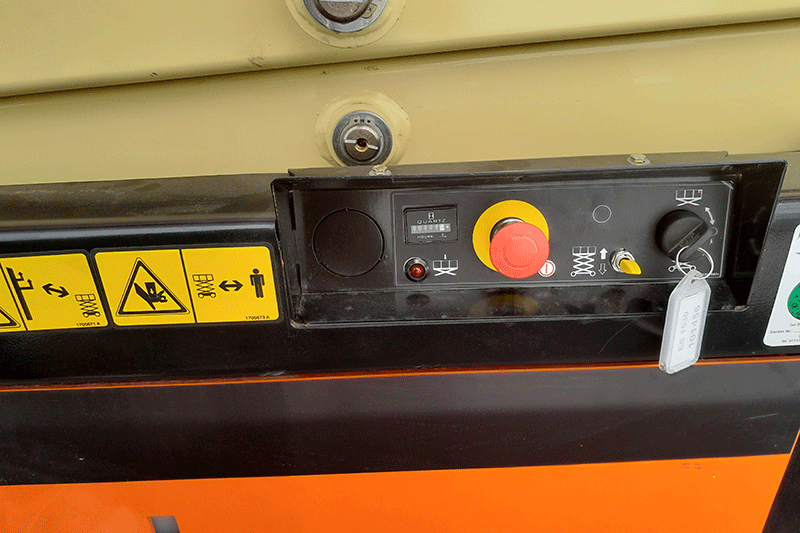 Bedienpult der JLG 4045R Elektro-Scherenbühne mit Steuerhebeln und Sicherheitselementen
