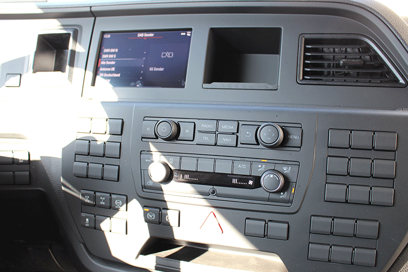 Intuitive Bedienung im Fahrerhaus des MAN TGS 33.480 3 Achser Kippers – übersichtliche Bedienelemente und ergonomisches Cockpit für komfortables und effizientes Arbeiten im Baustellenalltag.