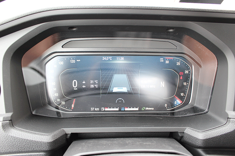 Digitales Tacho des MAN TGL 12.220 Automatik mit übersichtlicher Anzeige im Fahrerhaus