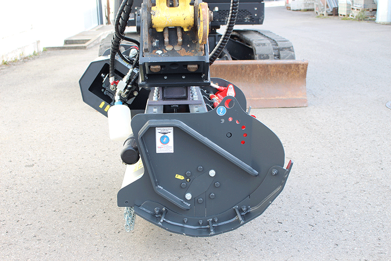 Mini BMS 105 Mulcher im Einsatz auf der Baustelle – kompakter Anbau-Mulcher für effiziente Vegetations- und Flächenpflege im Bau- und Tiefbaubereich