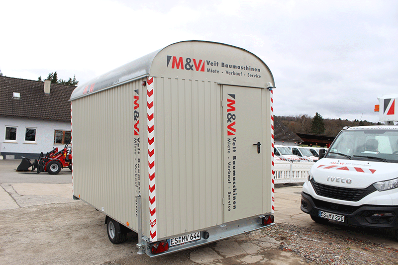 Rasant BME C21S Bauwagen im Einsatz auf der Baustelle – mobiler Aufenthalts- und Mannschaftswagen mit robuster Stahlkonstruktion und Fahrgestell