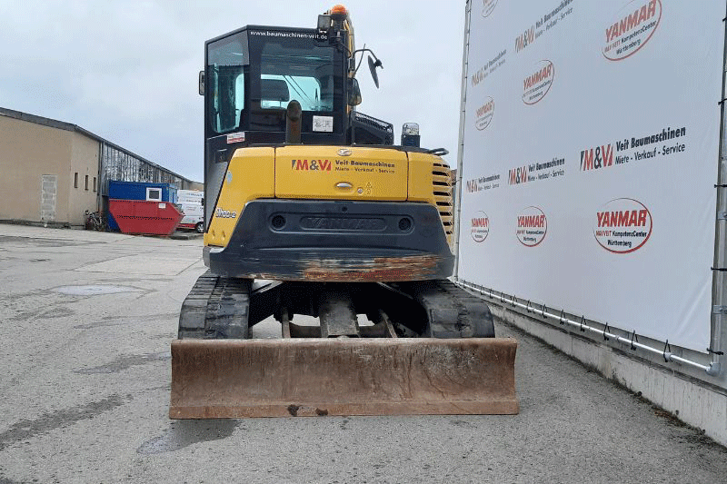 Yanmar SV 100-2 mit OilQuick OQ 45 in der Heckansicht – robuster 10-Tonnen Bagger mit stabilem Oberwagen, effizientem Motor und optimalem Zugang für Wartung, ideal für professionelle Baustelleneinsätze im Tief- und Hochbau.