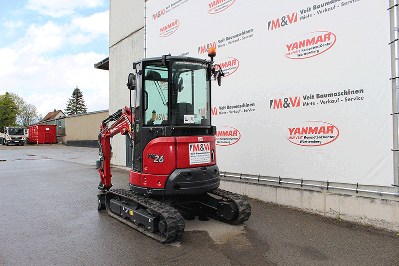 Seitenansicht des Yanmar VIO 26-6 Nullheck-Minibaggers mit M&V Lock zur Miete in Stuttgart – kompakte Bauweise und schneller Werkzeugwechsel für flexible Einsätze auf innerstädtischen Baustellen