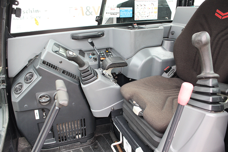 Komfortable Fahrerkabine des Yanmar Vio 80-1 Minibaggers mit ergonomischem Sitz, übersichtlichen Bedienelementen und optimaler Rundumsicht