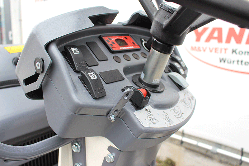 Bedienung der Dynapac CC 900 Tandemwalze mit übersichtlich angeordneten Bedienelementen