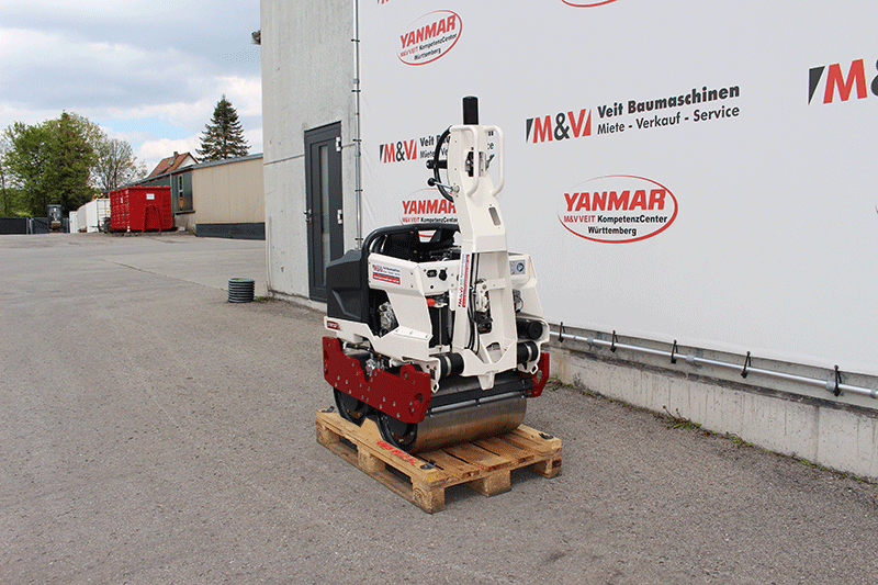 Heckansicht der Dynapac DTR 75 Handwalze im Glasfaserausbau – kompakte und robuste Vibrationswalze für präzises Verdichten im Leitungsbau