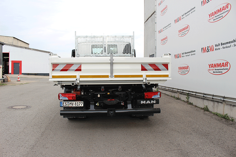 Heckansicht des MAN TGL 8.190 Kippers mit stabiler Heckklappe und Rückleuchten