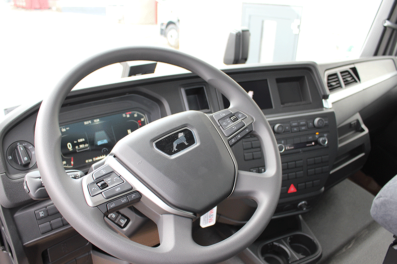 Bedienung des MAN TGM 18.320 4x2 BL mit übersichtlich angeordneten Bedienelementen im Fahrerhaus