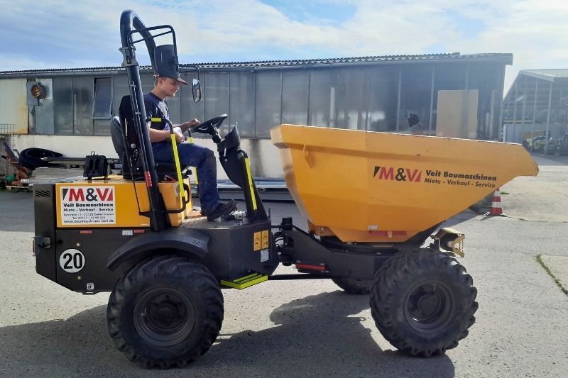 Der Mecalac TA3.5SH zeigt seine robuste Kraft und seine Leistungsstärke in der Seitenansicht