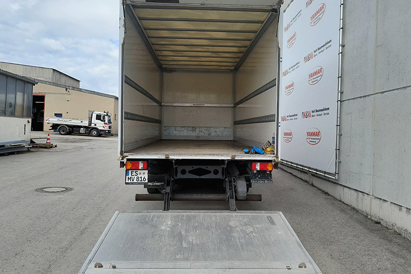 Ladebordwand des Mercedes-Benz Atego 816 mit 1.000 kg Tragkraft – ideal für sicheres Be- und Entladen von Baumaterial und Maschinen auf der Baustelle