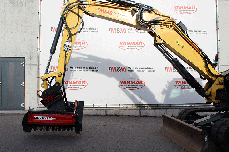 Mini BMS 105 Mulcher am Bagger angebaut im Baustelleneinsatz – kompakter Anbau-Mulcher für effiziente Vegetations- und Flächenbearbeitung