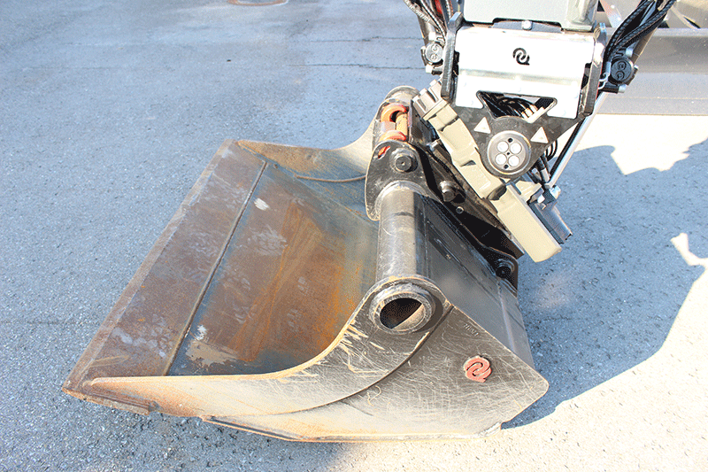 Seitenansicht des OilQuick Tiltrotator E09M OQ 45-5 mit vollhydraulischem OQ45 Schnellwechsler – kompakter und leistungsstarker Tiltrotator für präzise Schwenk- und Rotationsarbeiten im Tiefbau und GaLaBau.