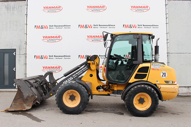 Die Seitenansicht des Volvo Radladers L 25 zeigt die kompakte Bauweise, robuste Bereifung und optimale Proportionen für den effizienten Baustelleneinsatz.