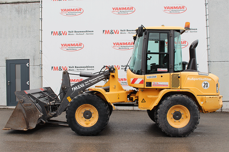 Seitliche Ansicht des Volvo L30 Radladers – kompakter und leistungsstarker Radlader für Baustelle, GaLaBau und kommunale Einsätze, ideal zum Mieten.