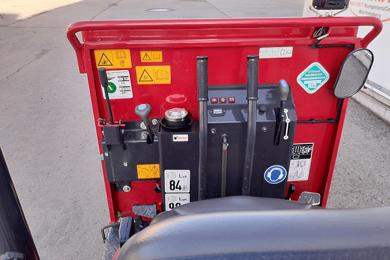 Bedienkonsole des Yanmar C 12 Dumper mit übersichtlichen Bedienelementen und ergonomischer Steuerung für präzises Arbeiten auf der Baustelle