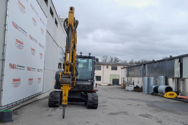 Yanmar SV 100-2 mit OilQuick OQ 45 Schnellwechsler – effektiver 10-Tonnen Bagger mit hoher Leistungsfähigkeit, präziser Hydraulik und schnellem Werkzeugwechsel für effiziente Arbeitsabläufe auf der Baustelle im Tief- und Hochbau.