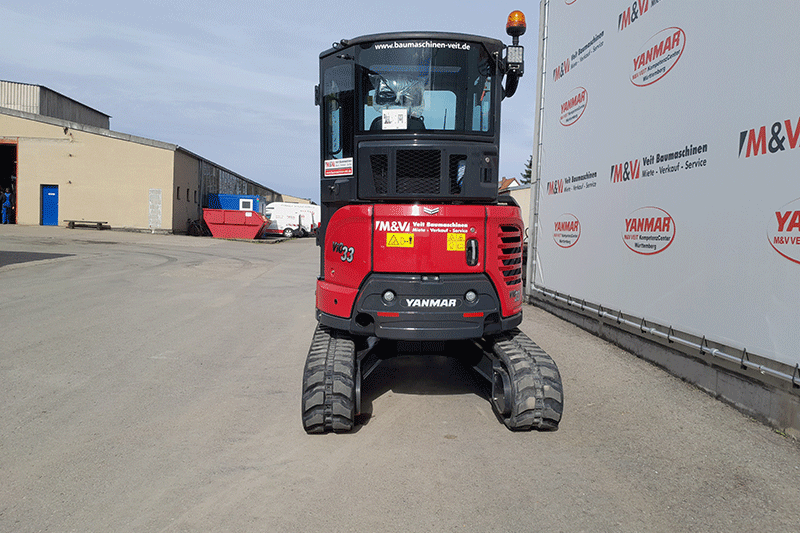 Heckansicht des Yanmar Vio 33-6 Nullheckbaggers mit platzsparender Bauweise und robuster Motorabdeckung