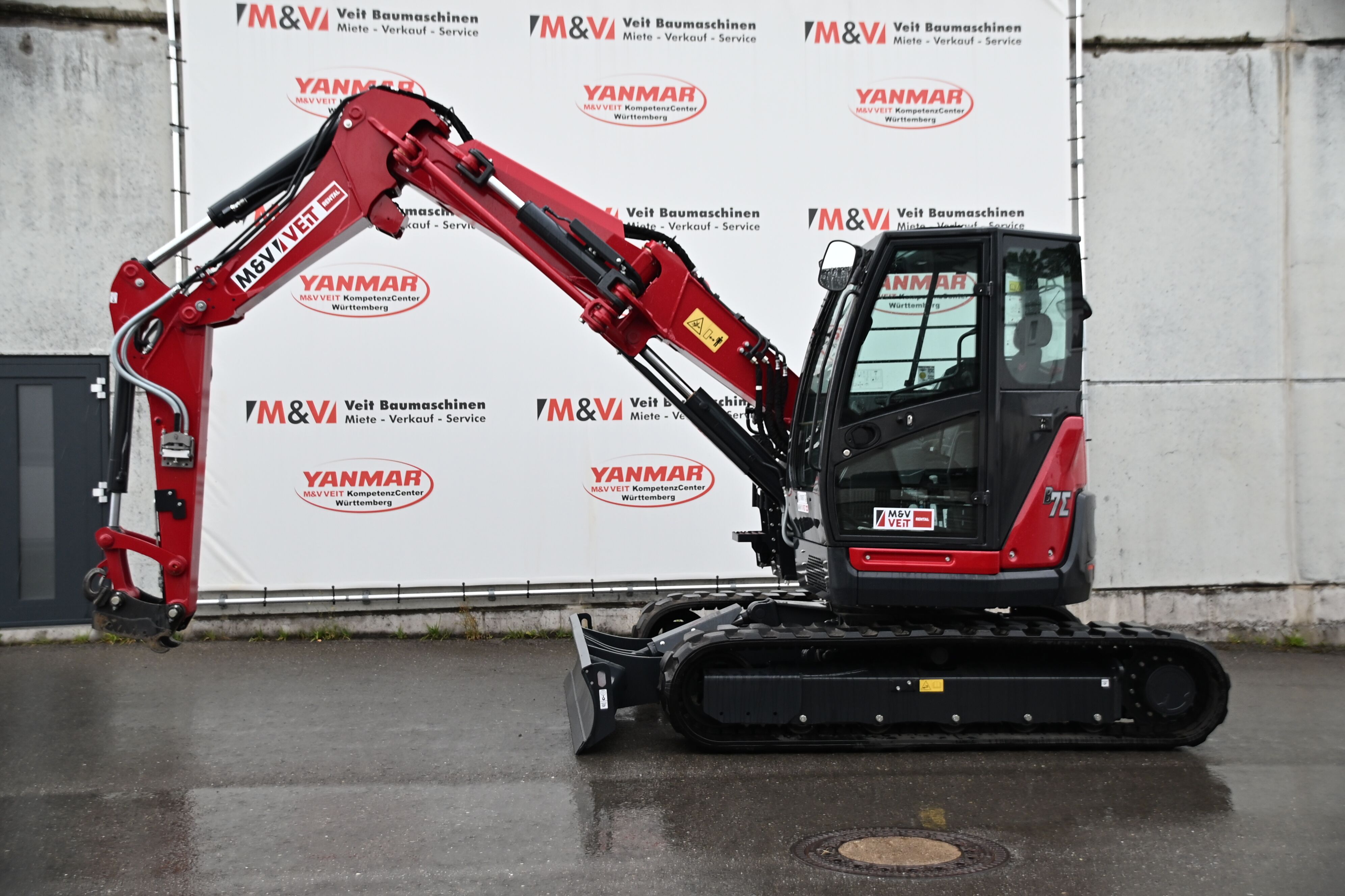 Seitenansicht  des Yanmar B7-6 Midibagger