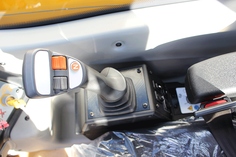 Joystick im Cockpit des Dieci Pegasus 40.18 Teleskopladers zur präzisen Steuerung aller Funktionen