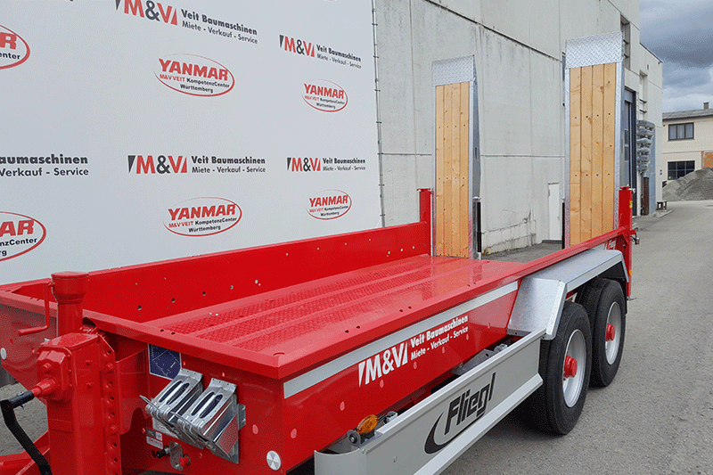 Detailansicht der Ladefläche des Fliegl TTS 89 Tandemanhängers mit großzügiger Pritschenlänge für den sicheren Transport von Baumaschinen und Geräten.