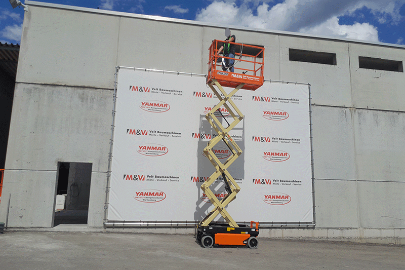 JLG 1932R Elektro-Scherenbühne im Einsatz bei Wartungs- und Montagearbeiten im Innenbereich