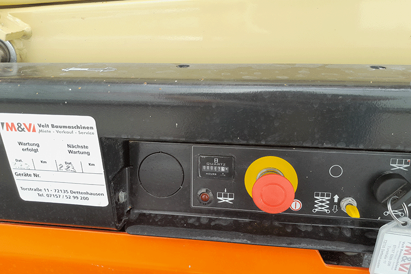 Seitenansicht der JLG 1932R Elektro-Scherenbühne zur Miete in Stuttgart mit Scherenpaket und Plattform