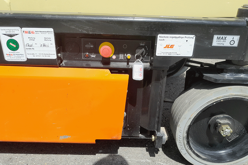 Bedienpult der JLG 3246R Elektro-Scherenbühne mit Steuerhebeln und Sicherheitselementen