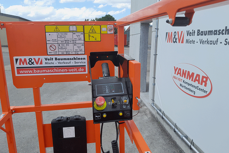 Bedienpult der JLG ES1530 Scherenarbeitsbühne mit Steuerhebeln und Sicherheitselementen im Einsatz