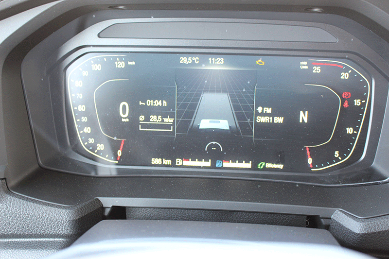 Digitales Tachodisplay im MAN TGS 35.480 – modernes Fahrer-Cockpit mit übersichtlicher Anzeige