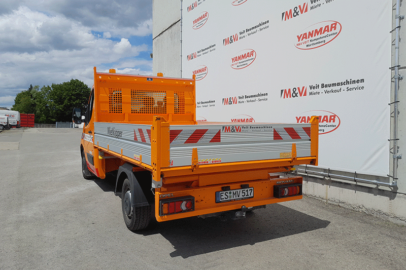 Heckansicht des Opel Movano Kippers mit stabiler Heckklappe, robuster Bauweise und praxisorientiertem Design für den sicheren Baustelleneinsatz