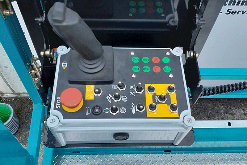 Joystick-Bedienung der Sunward SWSL1623 RT Diesel-Scherenbühne – präzise und intuitive Steuerung für sicheres Arbeiten in der Höhe