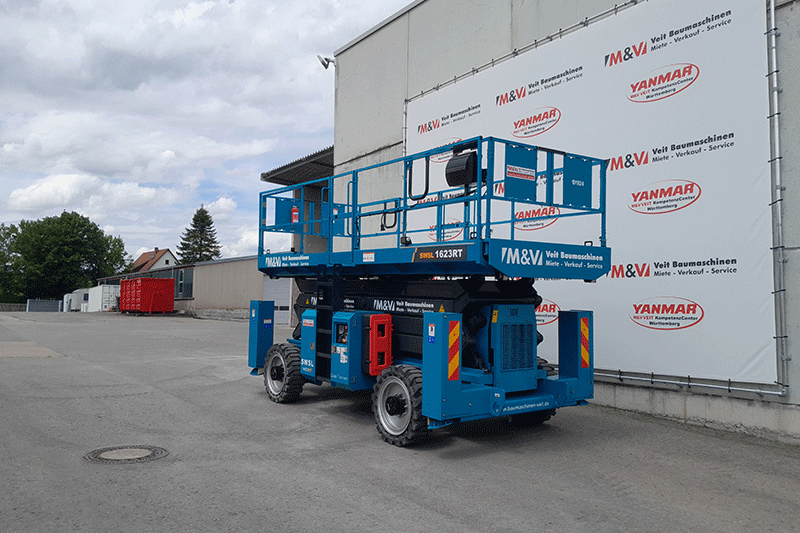 Sunward SWSL1623 RT Diesel-Scherenbühne im Einsatz beim Zeltbau – stabile Arbeitsbühne für Montagearbeiten in großer Höhe