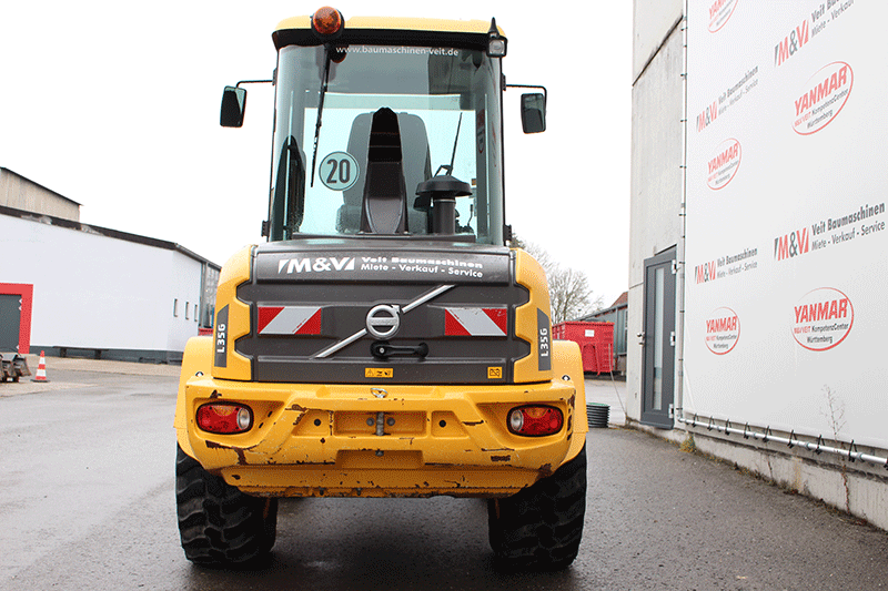 Heckansicht des Volvo L35 Radladers – robuster und wendiger Kompakt-Radlader für Baustellen, GaLaBau und kommunale Einsätze, ideal für effiziente Materialbewegung.