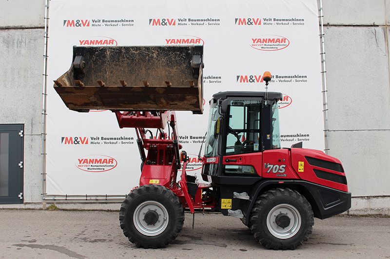 Seitenansicht des Yanmar V 70 Schwenkladers mit robuster Bauweise, Schwenkfunktion und hoher Standfestigkeit – ideal für präzisen Materialumschlag und effiziente Einsätze auf der Baustelle