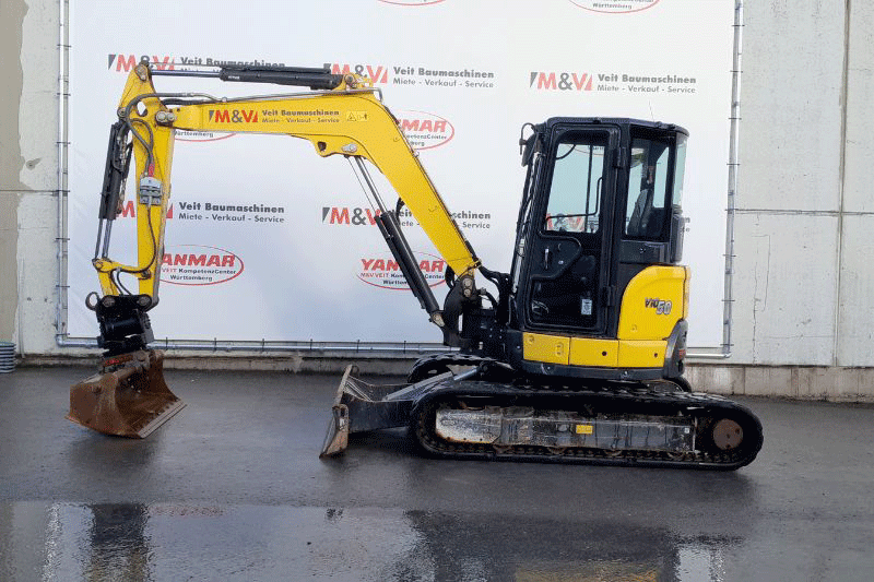 Yanmar Vio 50-6A in der Seitenansicht – leistungsstarker 5-Tonnen Nullheckbagger mit kompaktem Heckradius, stabiler Konstruktion und idealen Proportionen für enge Baustellen im Tiefbau und GaLaBau.