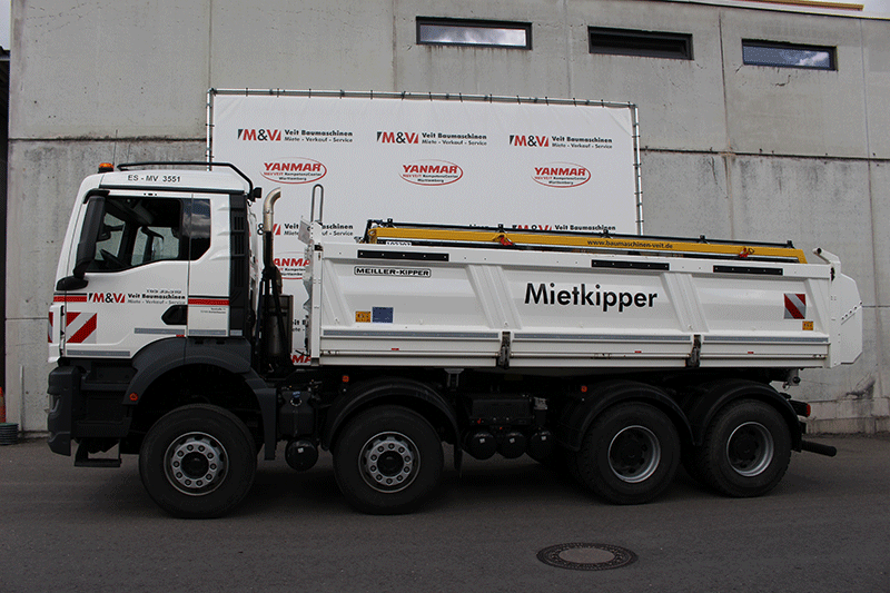 Seitliche Ansicht des Amtec Thermofasses TC4D 12/14 montiert auf einem 4-Achs-Kipper, ideal für den temperaturstabilen Transport großer Asphaltmengen im professionellen Straßen- und Tiefbau