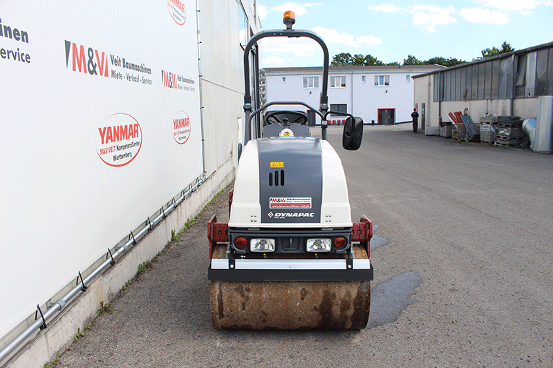 Frontansicht der Dynapac CC 1000 Tandemwalze