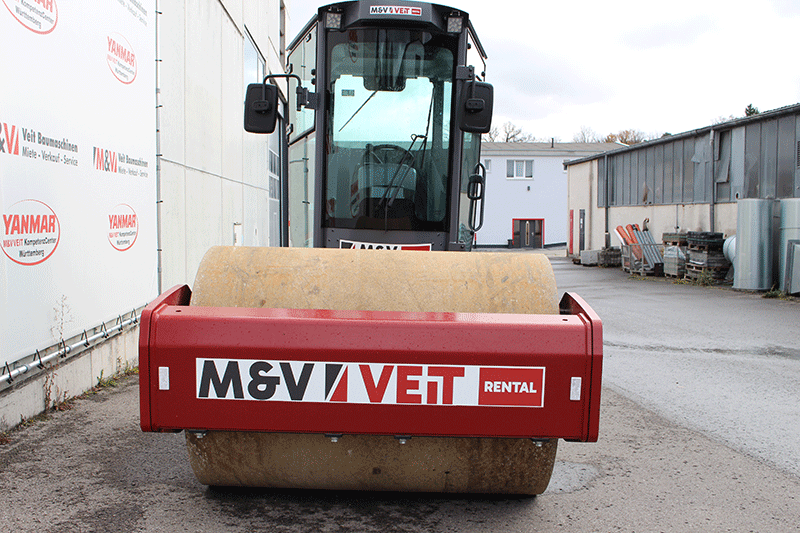 Frontansicht der Dynapac CA1400 Walze mit massiver Bandage, stabiler Konstruktion und markantem Dynapac Design für den harten Baustelleneinsatz