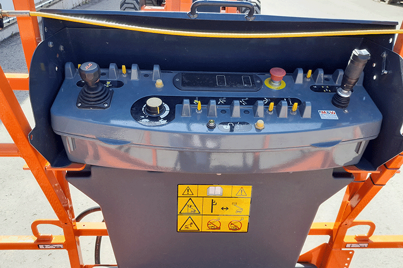 Bedienpanel der JLG 660 SJ Teleskoparbeitsbühne mit Joystick-Steuerung für präzise, sichere und komfortable Arbeiten in großer Höhe.