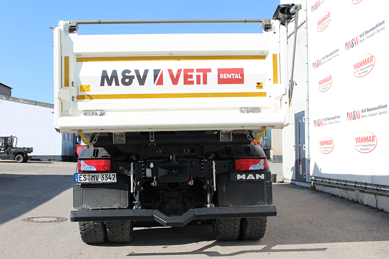 Heckansicht des MAN TGS 33.480 3 Achser Kippers mit stabiler Kippmulde – ideal für Materialtransport und Baustelleneinsätze im Baugewerbe.