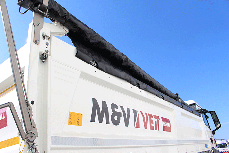 MAN TGS 33.480 3 Achser Kipper mit montierter Plane über der Ladefläche – schützt Schüttgut und Baumaterial beim Transport auf Baustellen und im täglichen Einsatz.