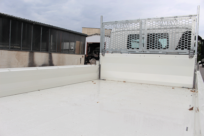 Ladefläche des MAN TGL 8.190 Kippers mit robuster Pritsche für Schüttgut und Material