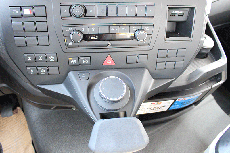 Bedienelemente im MAN TGS 35.480 Cockpit – übersichtlich angeordnete Schalter und ergonomische Steuerung