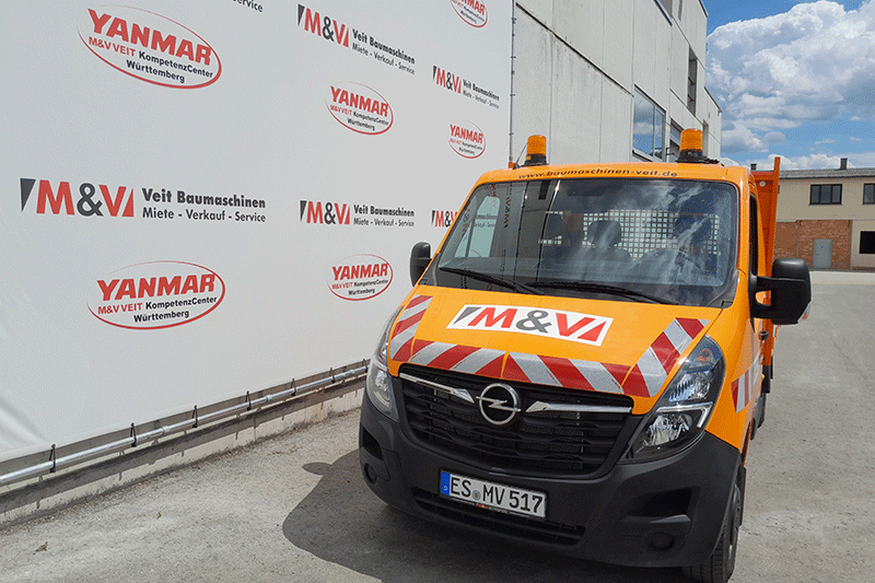 Frontansicht des Opel Movano Kippers mit markanter Fahrzeugfront, stabiler Bauweise und klarer Linienführung, ideal für den täglichen Einsatz auf der Baustelle