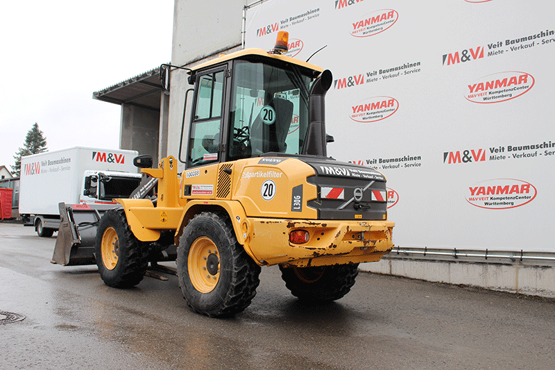 Seitliche Ansicht des Volvo L30 Radladers zur Miete – kompakter, leistungsstarker Radlader für Baustellen, GaLaBau, Landwirtschaft und kommunale Einsätze.