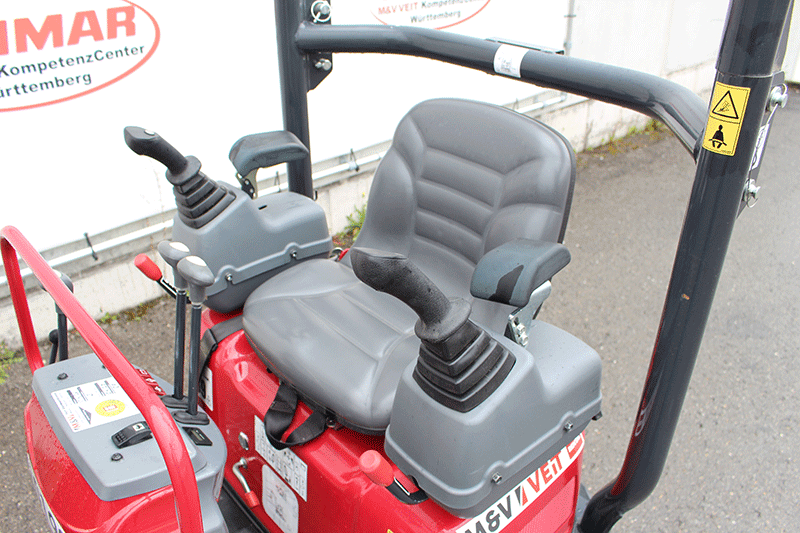 „Bedienplatz des Yanmar Vio 12 Minibaggers mit Sitz, Joysticks und Steuerhebeln“