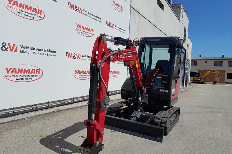 Frontansicht des Yanmar SV26 Minibaggers – kompakte Bauweise mit robuster Konstruktion für präzise Arbeiten auf der Baustelle