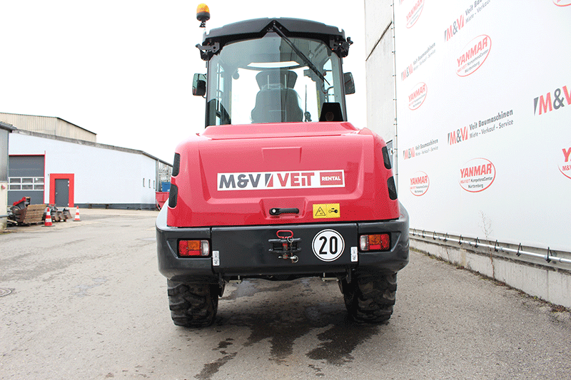 Heckansicht des Yanmar V 70 Schwenkladers mit leistungsstarkem Motorbereich und kompakter Bauweise – ideal für wendige und effiziente Einsätze auf der Baustelle.