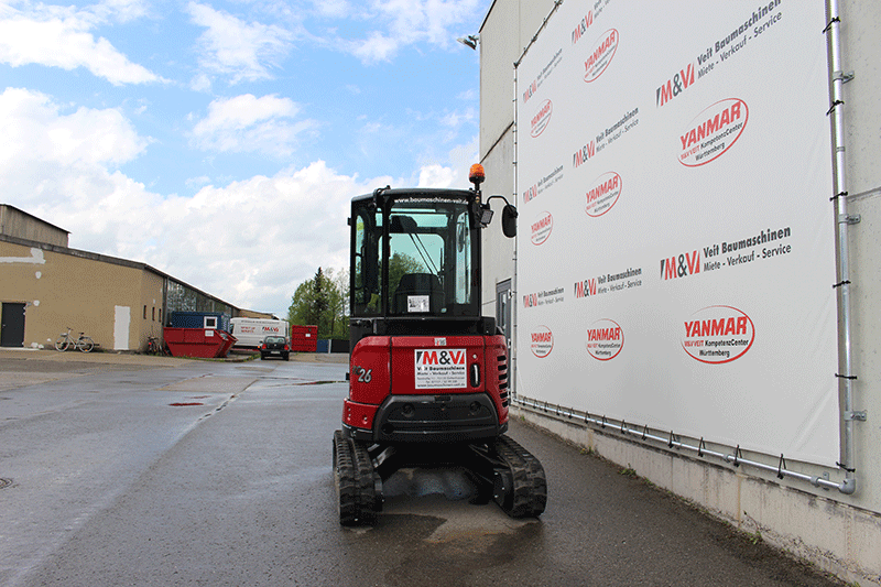 Heckansicht des Yanmar VIO 26-6 Nullheck-Minibaggers mit kompakter Bauweise und robuster Konstruktion für sicheres Arbeiten auf der Baustelle