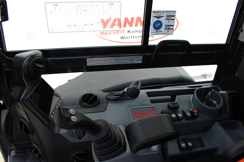 Bedienfeld des Yanmar Vio 33-7 Minibaggers mit Powertilt – übersichtliche Anzeige, intuitive Bedienelemente und hoher Fahrerkomfort